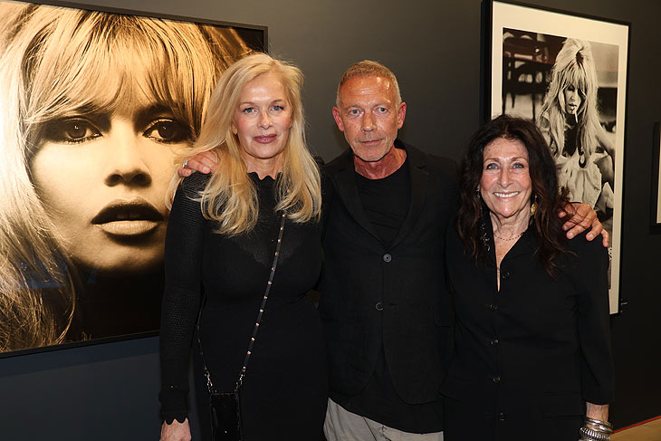 Kuratorin & Art Consultant Anke Degenhard, Galerist Stefan Huber, Francoise Kirkland  bei der Er&ouml;ffnung der Ausstellung &bdquo;The Legendary Photography of Douglas Kirkland" (&copy;Foto: Martin Schmitz) 
